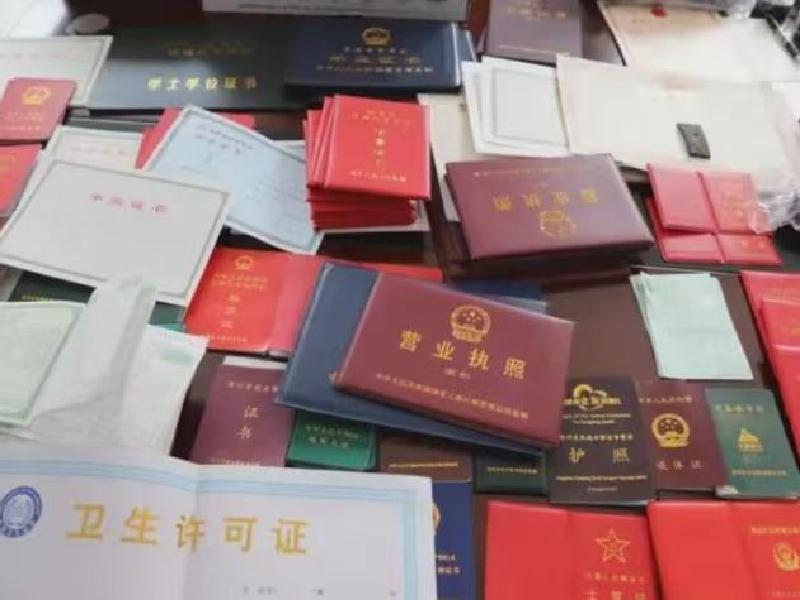 这些平台提供了证件照在线制作免费丰富的功能和模板